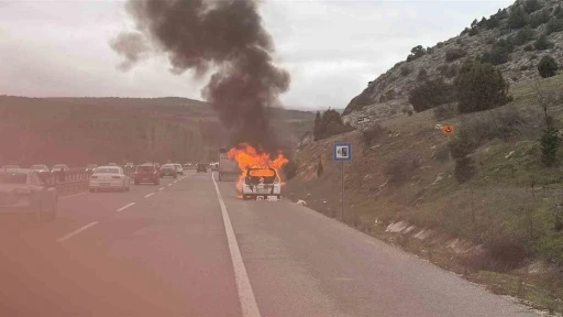 Seyir halindeki ara&ccedil; bir anda alev aldı
