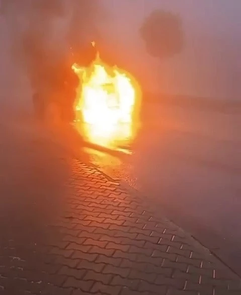 Seyir halindeki araç yanarak hurdaya döndü
