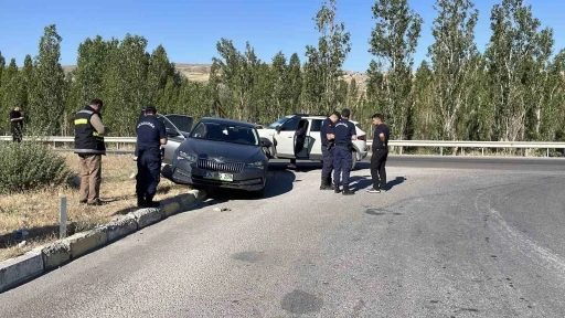 Seyir halindeki araca arkadan çarptı: 5 yaralı
