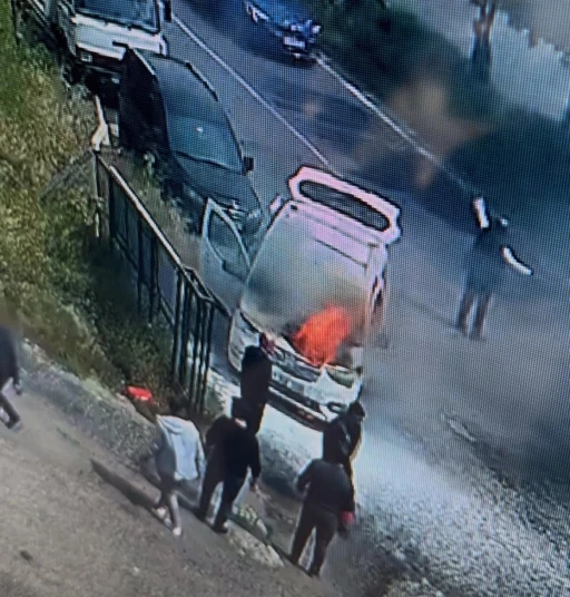Seyir halindeki aracın alev aldığı ve &ccedil;ok sayıda yangın t&uuml;pleriyle m&uuml;dahale anları kamerada
