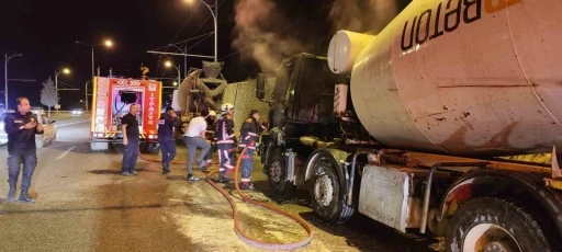 Seyir halindeki beton mikseri alev aldı
