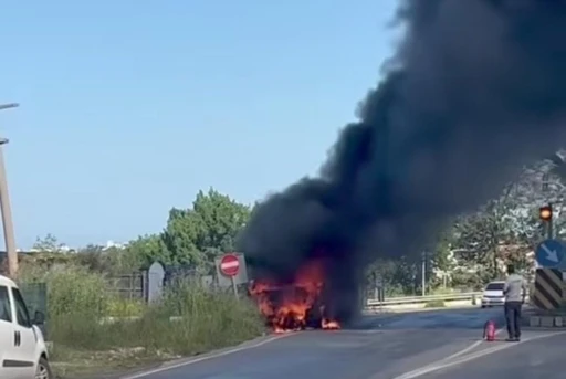 Seyir halindeki çarşaf yüklü kamyonet alev topuna döndü
