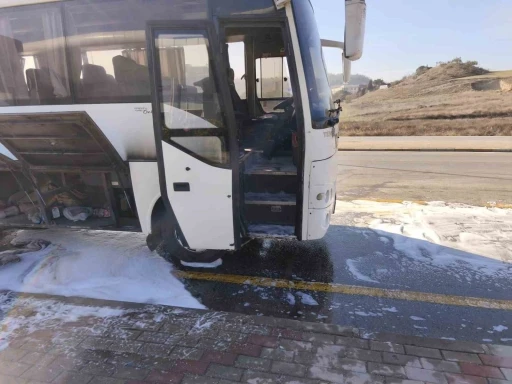 Seyir halindeki iş&ccedil;i servisi alev aldı
