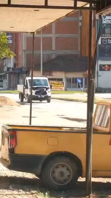 Seyir halindeki kamyonetin motorunu a&ccedil;ıp arızayı tespit etmeye &ccedil;alıştı
