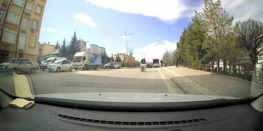 Seyir halindeki kamyonetten beyaz eşya d&uuml;şt&uuml;: O anlar kamerada
