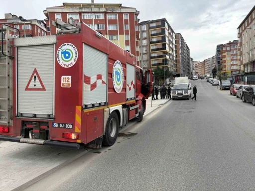 Seyir halindeki kamyonetten dumanlar y&uuml;kseldi
