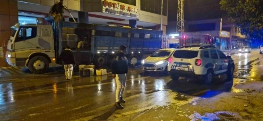 Seyir halindeki kamyonun kasası alev aldı
