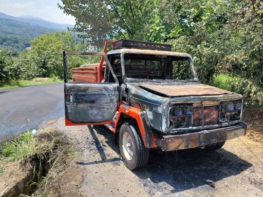 Seyir halindeki kereste y&uuml;kl&uuml; kamyonet alevlere teslim oldu
