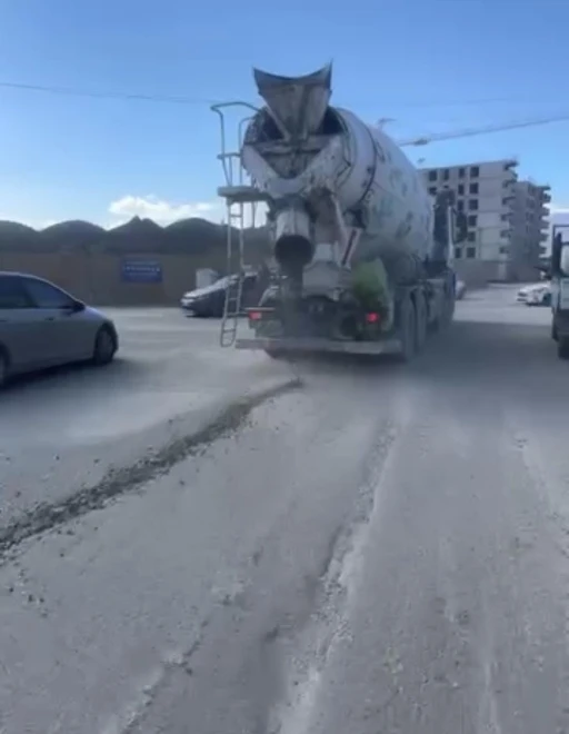 Seyir halindeki mikserin yola beton döktüğü anlar kamerada
