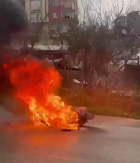 Seyir halindeki motosiklet yandı
