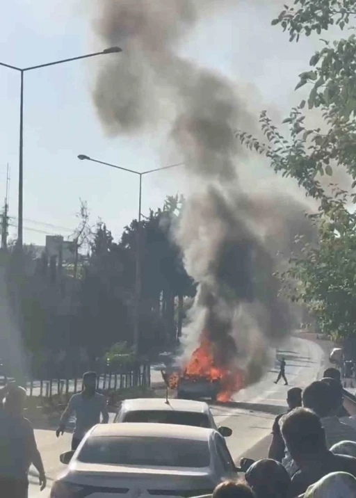 Seyir halindeki otomobil alev alev yandı
