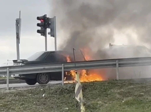 Seyir halindeki otomobil alev topuna d&ouml;nd&uuml;
