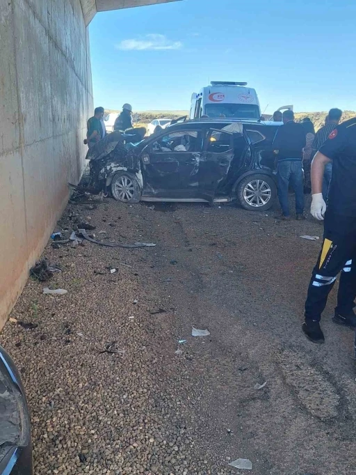 Seyir halindeki otomobil alt ge&ccedil;itte duvara &ccedil;arptı: 5 yaralı
