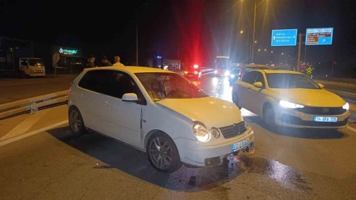 Seyir halindeki otomobil bariyerlere &ccedil;arptı: 2 yaralı
