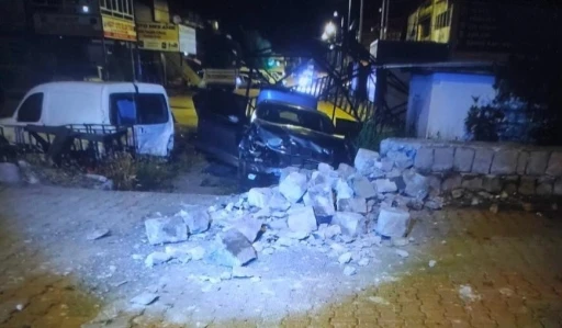 Seyir halindeki otomobile a&ccedil;ılan ateşte başından vurulan kadın hayatını kaybetti
