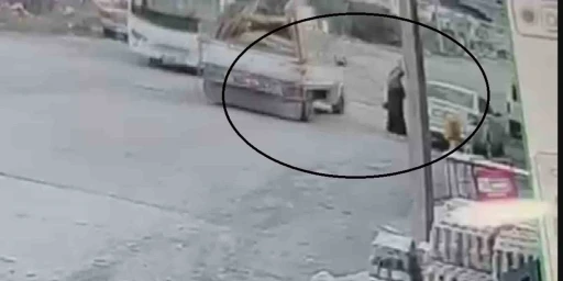 Seyir halindeki pikabın a&ccedil;ılan kapağı kadının kafasına &ccedil;arptı... O anlar kamerada
