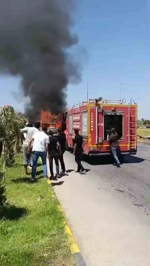 Seyir halindeki pikap alevlere teslim oldu
