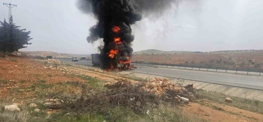 Seyir halindeki tır alev topuna döndü

