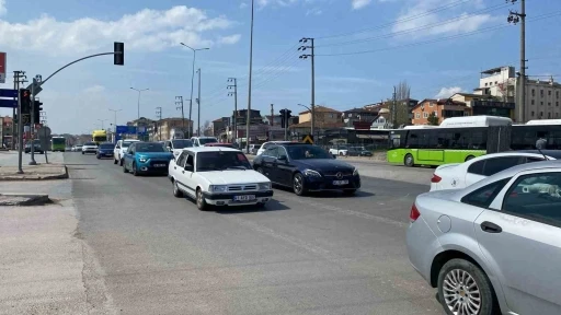 Seyir halindeki tırın dorsesi yola devrildi, trafik felç oldu
