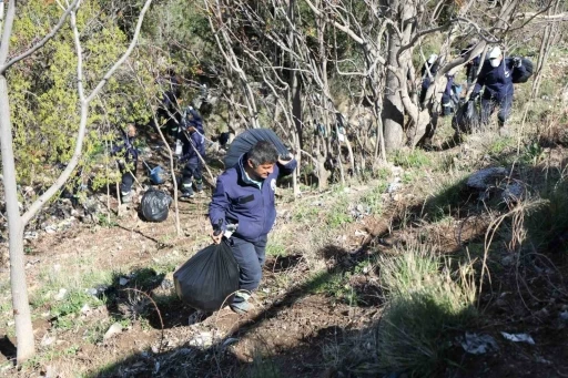 Seyir terasında gerçekleştirilen temizlik çalışmalarında torbalarca çöp toplandı
