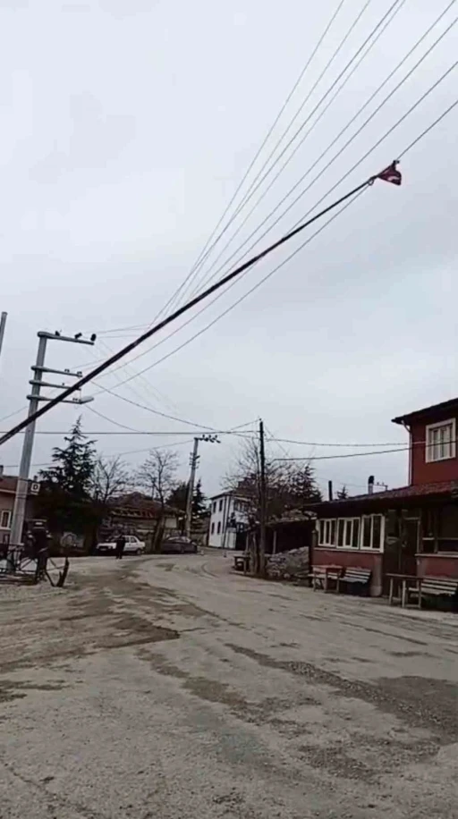 Seyitgazi&rsquo;de dev bayrak direği elektrik tellerinin &uuml;zerine devrildi
