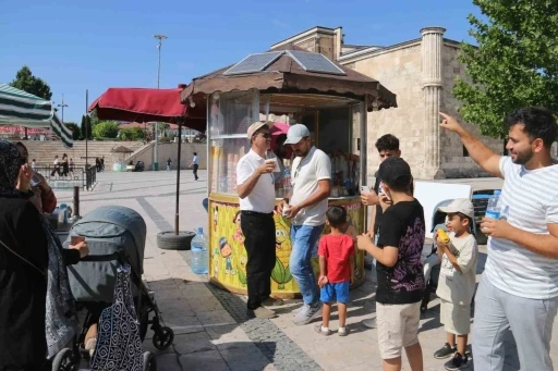 Seyyar tezgahlarını güneş enerji sistemiyle aydınlatıyorlar
