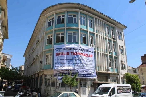 SGK&rsquo;nın şehir merkezindeki tescilli binası ilan panosuna d&ouml;nd&uuml;
