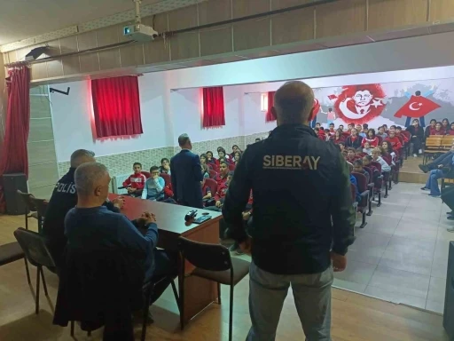 Siber polisi &ouml;ğrencileri sanal d&uuml;nyadaki risk ve tehditler hakkında bilgilendiriyor
