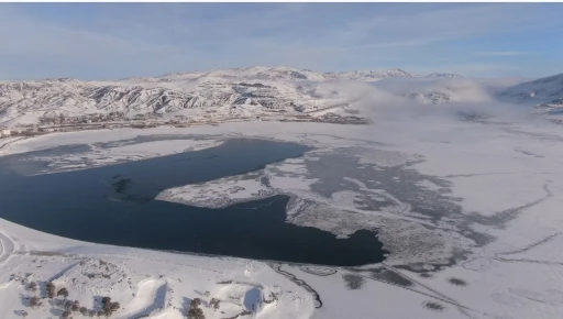 Sibirya soğuklarının hakim olduğu Van&rsquo;da Sıhke G&ouml;leti&rsquo;nin y&uuml;zeyi dondu
