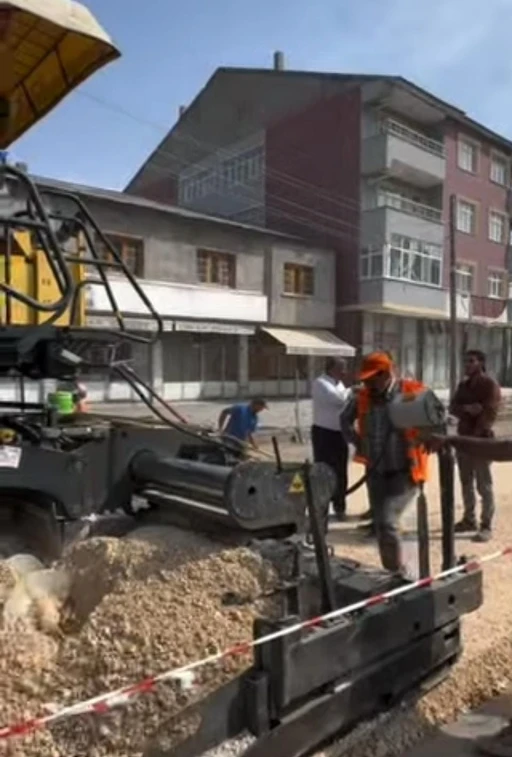 Sıcak asfalt çalışmaları sürüyor

