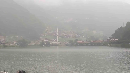Sıcak hava Türkiye’yi kavururken, Uzungöl serinliğiyle nefes aldırıyor
