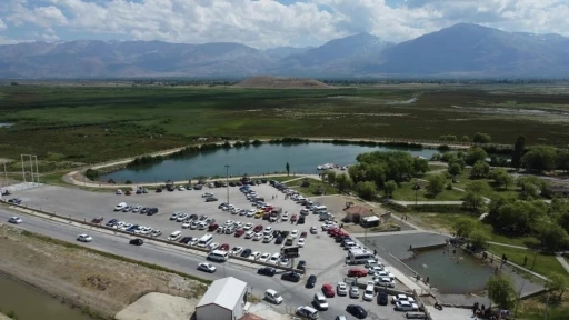 Sıcak havada Erzincanlıların ka&ccedil;ış noktası Ekşisu oldu
