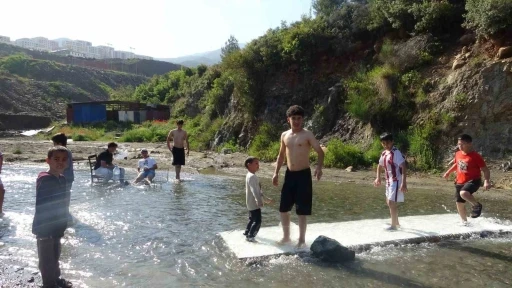 Sıcak havadan bunalan &ccedil;ocuklar derede serinledi
