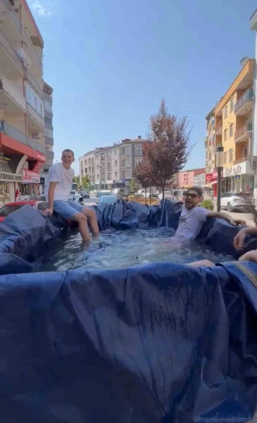Sıcak havalardan bunaldılar, traktörün römorkunu havuz yapıp şehir turu attılar
