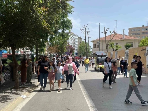 Sıcak havayı fırsat bilen vatandaşlar şehir merkezlerinde yoğunluk oluşturdu
