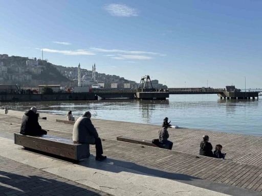 Sıcak havayı g&ouml;renler sahile koştu
