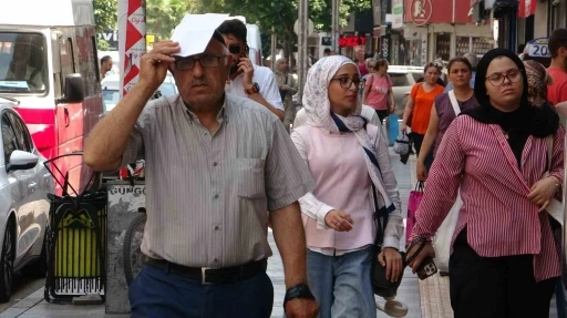 Sıcak ve nem hayatı olumsuz etkiliyor: Uzmanlar bol su t&uuml;ketilmesini &ouml;neriyor
