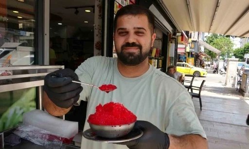 Sıcak ve nemin bastırdığı Mersin&rsquo;de vatandaşlar bici biciyle serinliyor

