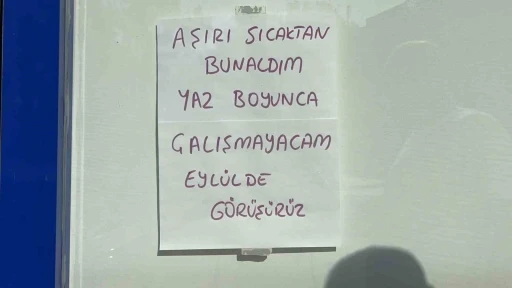 Sıcakların 45 dereceyi bulmasına dayanamayınca, iş yerine not asıp tatile çıktı
