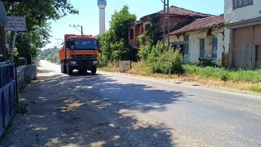 Sıcaklığın 35 dereceyi bulduğu Bilecik&rsquo;te asfalt eridi
