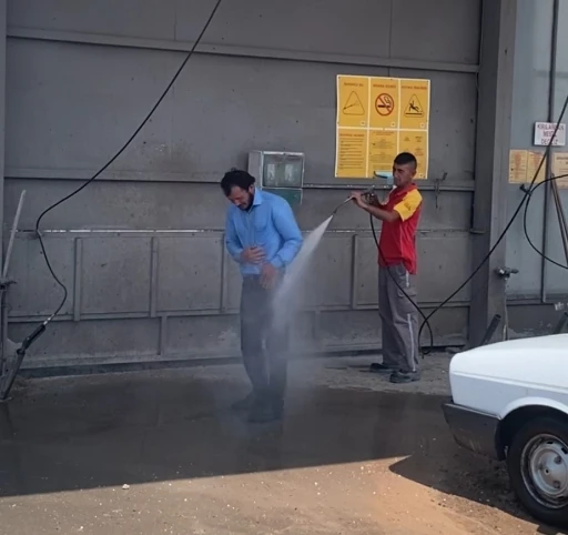 Sıcaktan bulanan Tokatlı, oto yıkamacıda tazyikli suyla serinledi
