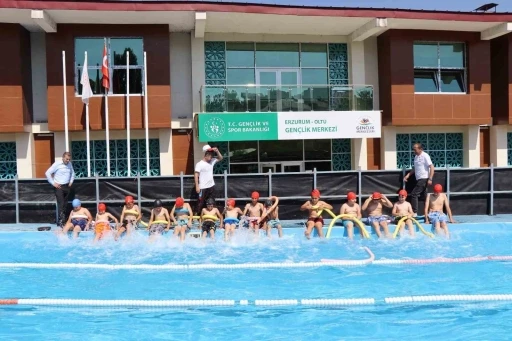 Sıcaktan bunalan çocuklar yüzme kurslarına akın etti
