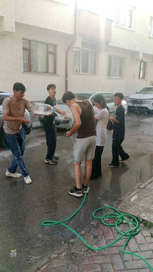 Sıcaktan bunalan gen&ccedil;ler serinlemek i&ccedil;in su savaşı yaptı
