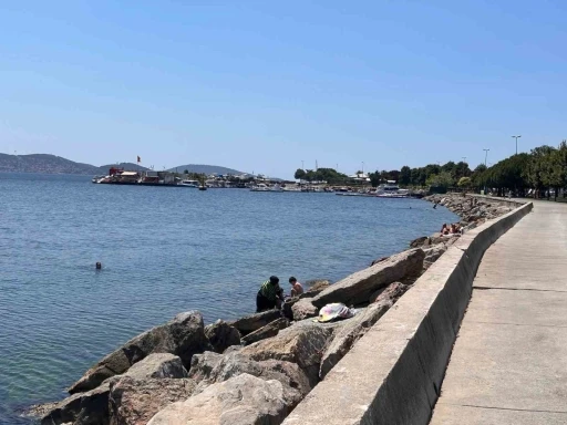 Sıcaktan bunalan İstanbullular çareyi denize girmekte buldu
