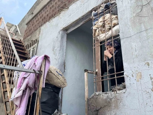 Şiddet ve kuma ger&ccedil;eğine rağmen 4 &ccedil;ocuğu i&ccedil;in m&uuml;cadele ediyor
