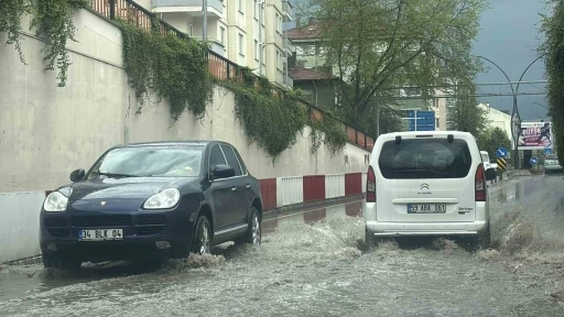 Şiddetli dolu etrafı beyaza b&uuml;r&uuml;d&uuml;: Alt ge&ccedil;itler suyla doldu
