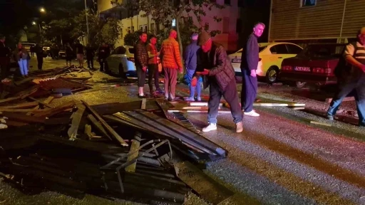 Şiddetli fırtına evin &ccedil;atısını u&ccedil;urdu, 6 ara&ccedil; hasar g&ouml;rd&uuml;... O anlar kamerada
