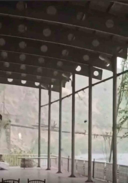 Şiddetli fırtına hayatı felç etti

