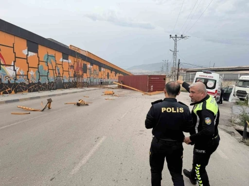 Şiddetli fırtınanın tırda taşınan konteyneri u&ccedil;urduğu anlar kamerada
