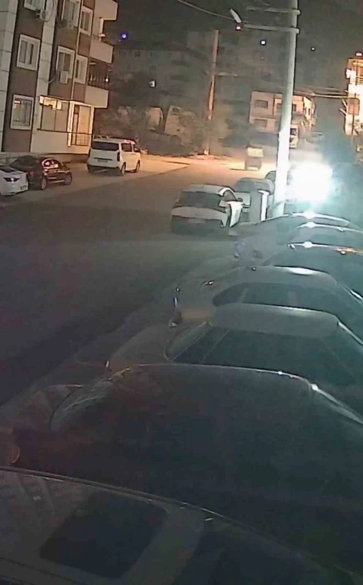 Şiddetli fırtınayla harekete geçen çöp konteyneri, iki otomobilin arasında durdu o anlar kamerada
